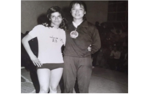 ليلى مورة لاعبة المنتخب الوطني مع كابتن فريق أنسات الصين في حلب 1981
