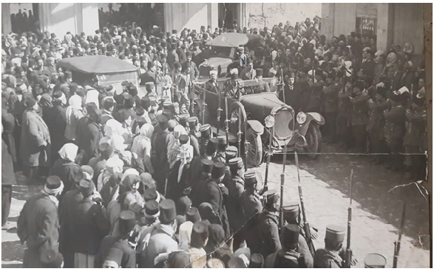 تاج الدين الحسني يؤدي صلاة عيد الفطر في المسجد الأموي عام 1928