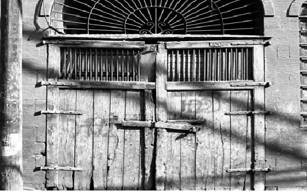 أحد أبواب المنازل في محلة طالع الفضة بدمشق القديمة عام 1992
