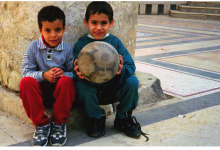 طفلان وكرة قدم في ساحة ضريح صلاح الدين الأيوبي في دمشق 2000