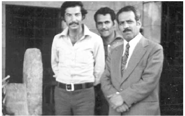 يوسف محمد رشيد وعمر الدقاق بجوار ضريح الشاعر أبي العلاء المعري عام 1976