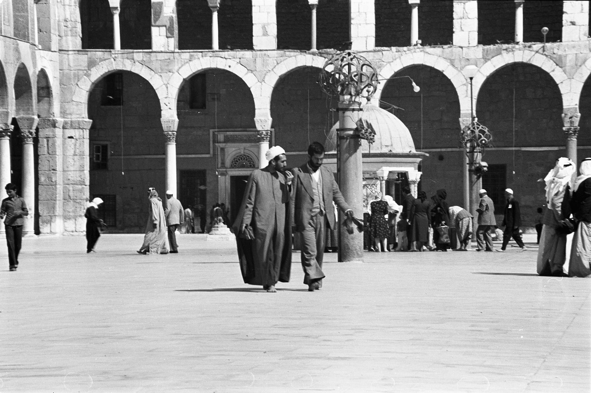 التاريخ السوري المعاصر - صحن مسجد بني أمية عام 1980 (1)