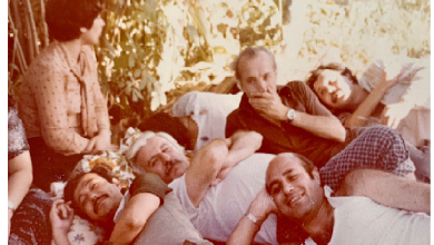 خيري الذهبي ومجموعة من الأصدقاء في نزهة عائلية عام 1985