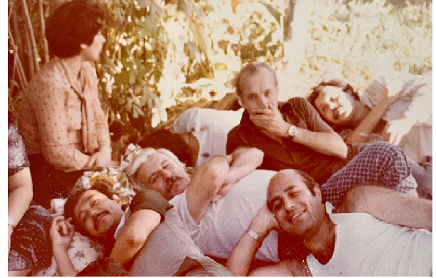 خيري الذهبي ومجموعة من الأصدقاء في نزهة عائلية عام 1985