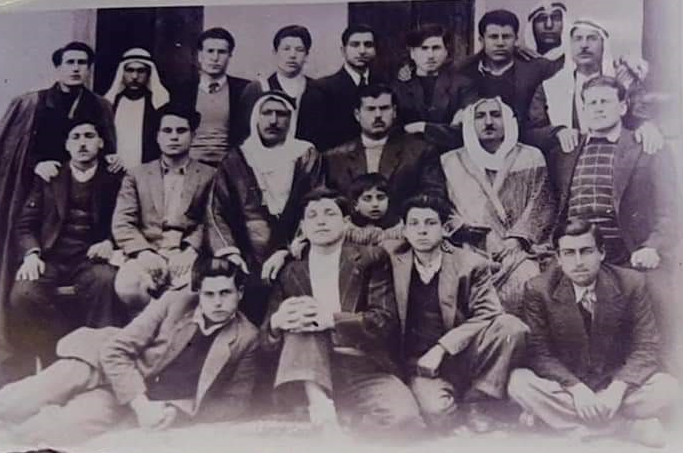 وجهاء من عشيرة الرمضان آغا في الرقة يستقبلون وفداً من مدرسة تجهيز حماة عام 1946