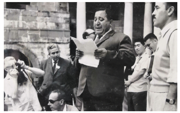 سليمان المقداد يلقي كلمة ترحيبية بضيوف مدينة بصرى الشام عام 1969