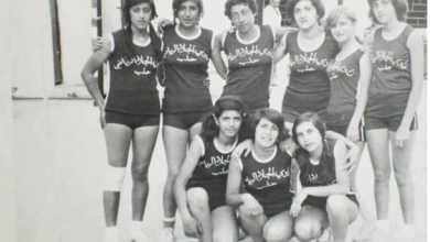 انسات فريق نادي الجلاء في حلب بكرة السلة في أواخر سبعينيات القرن العشرين 