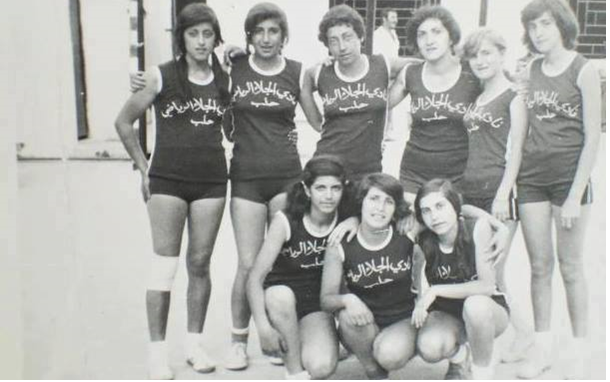 انسات فريق نادي الجلاء في حلب بكرة السلة في أواخر سبعينيات القرن العشرين 