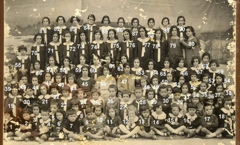 طلاب في مدرسة البنات للروم الأرثوذوكس في حماة عام 1927