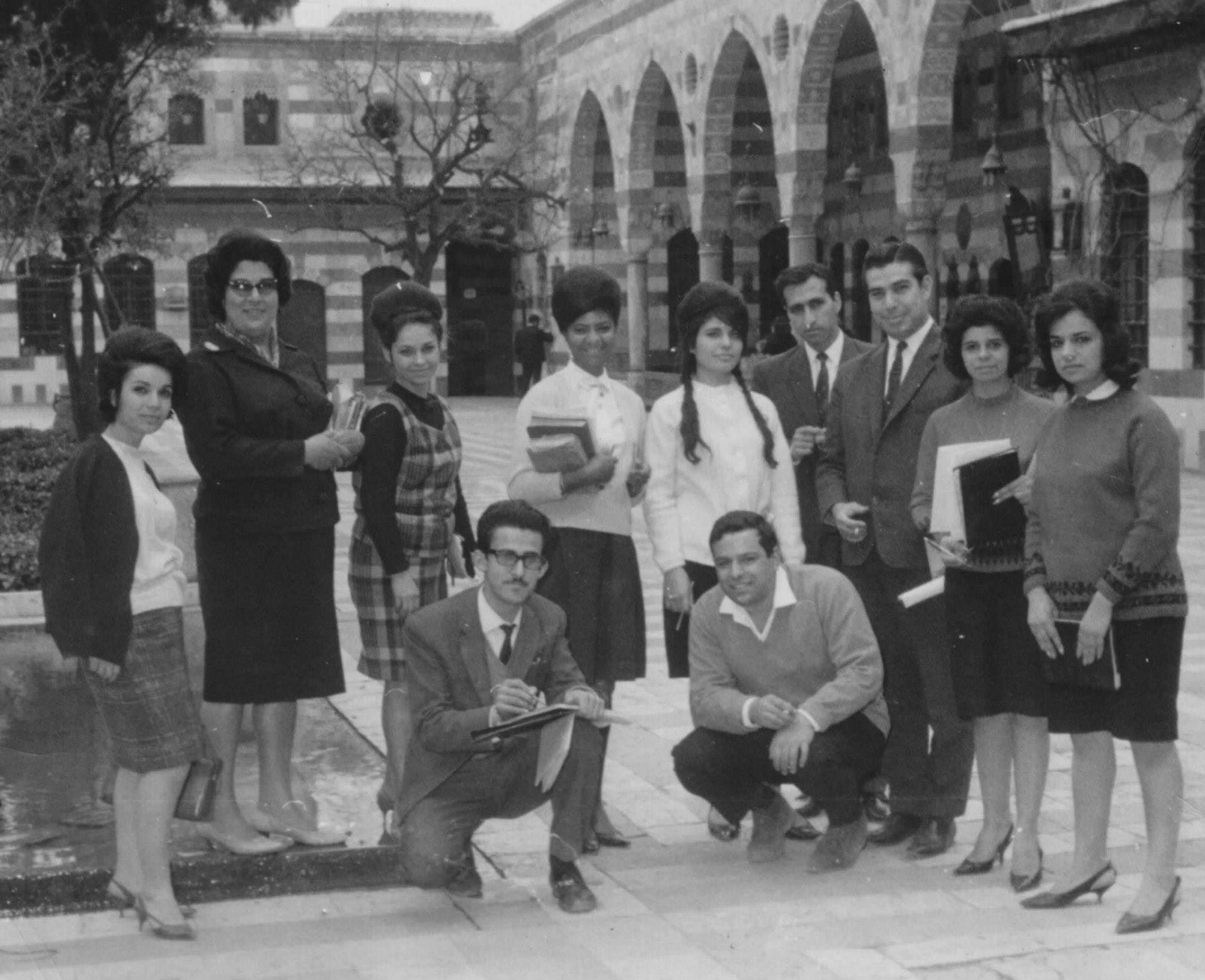 التاريخ السوري المعاصر - طلاب السنة الثانية في كلية الفنون الجميلة في قصر العظم عام 1962