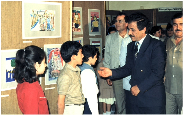 أحمد أبو موسى رئيس منظمة الطلائع في إفتتاح معرض مسابقة 7 نيسان عام 1987