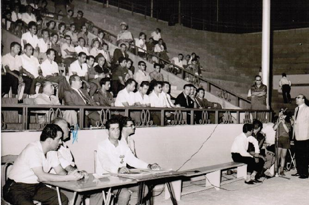 الحكم الدولي فوزي تللو في الدورة الدولية لكرة الطائرة في لبنان عام 1963