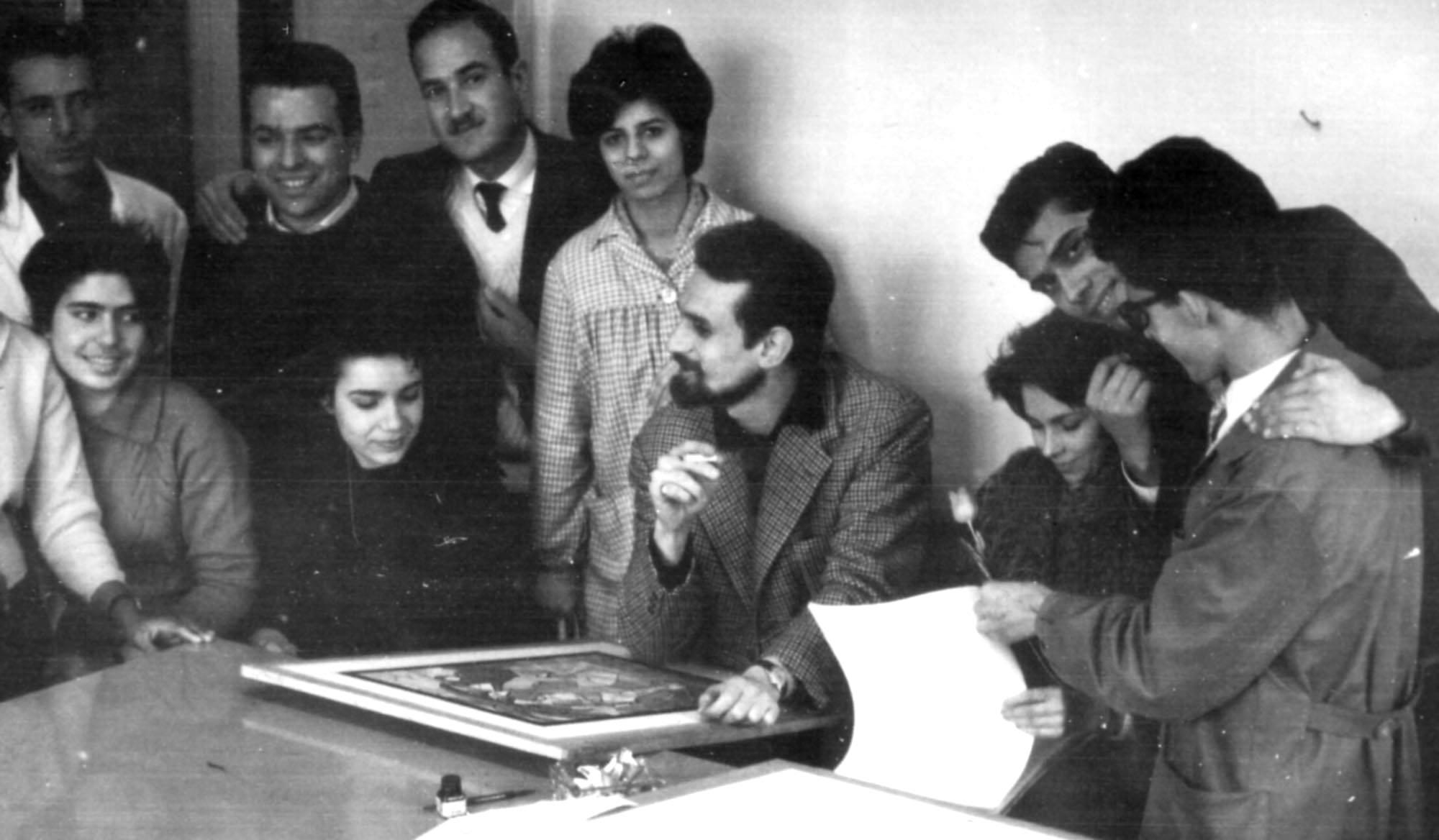التاريخ السوري المعاصر - لؤي كيالي مع طلابه في كلية الفنون الجميلة عام 1963م