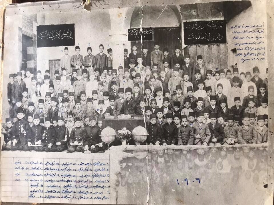التاريخ السوري المعاصر - صورة تذكارية لخريجي مدرسة الملك الظاهر في دمشق عام 1906