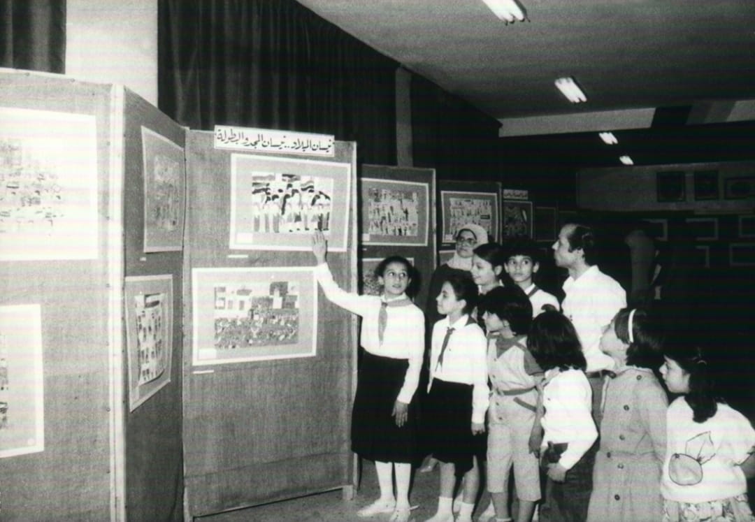 التاريخ السوري المعاصر - طلاب من مدرسة هيثم الشمعة أمام لوحة في معرض أعياد نيسان عام 1985 