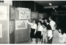 طلاب من مدرسة هيثم الشمعة أمام لوحة في معرض أعياد نيسان عام 1985 