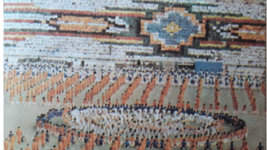 لوحة خلفية زخرفة بالاعلام من تصميم فاروق بنوح في مهرجان الطلائع القطري 1984
