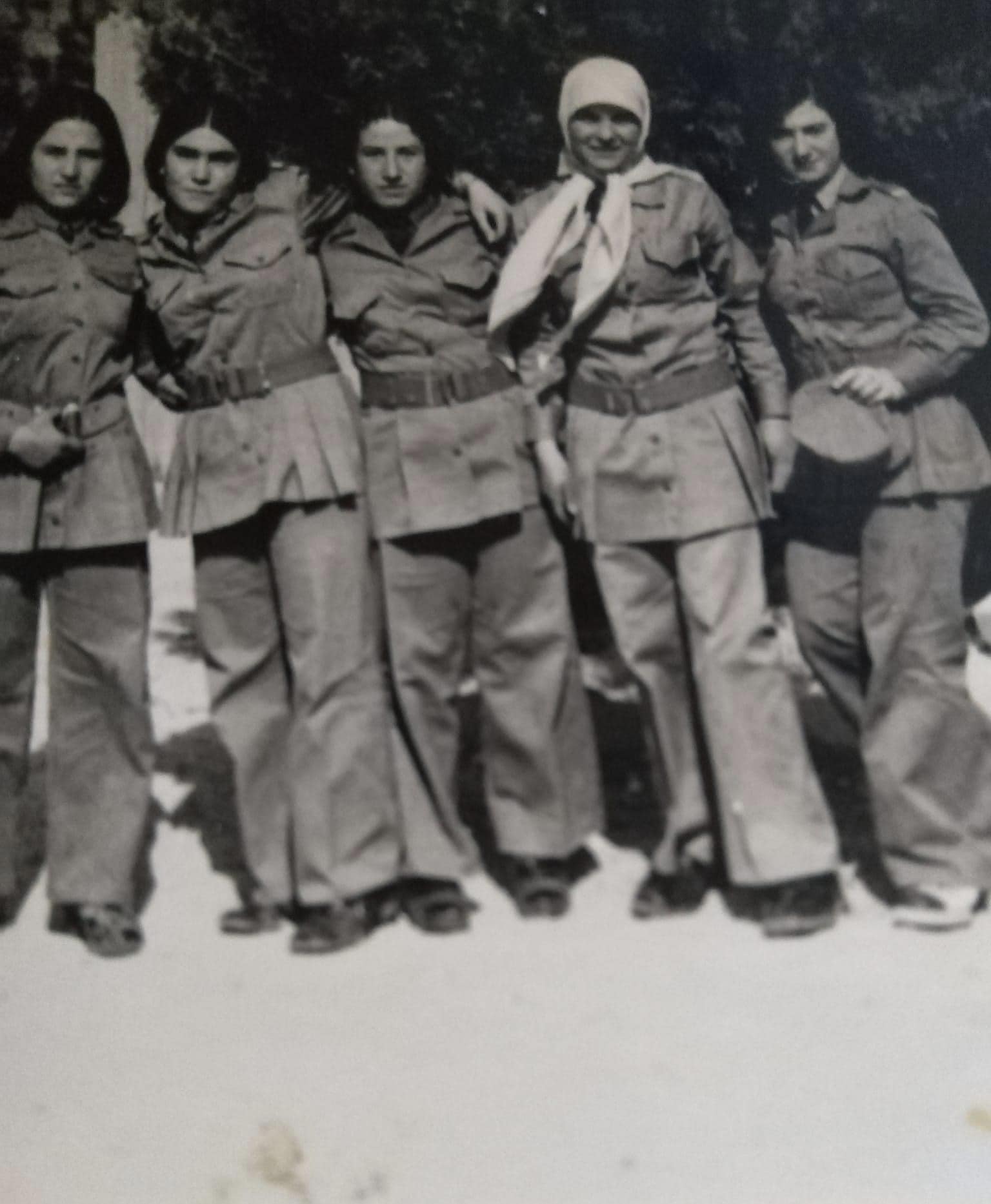 التاريخ السوري المعاصر - طالبات في اللباس المدرسي في سلمية سبعينيات القرن العشرين
