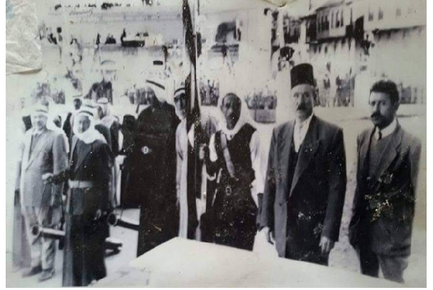 أهالي دير بعلبة في حمص في استقبال وفد مصري برئاسة أنور السادات عام 1958م