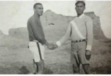 اللاعبان إسماعيل شاشان وأحمد عبد الهادي البليبل في إحدى المباريات عام 1950م