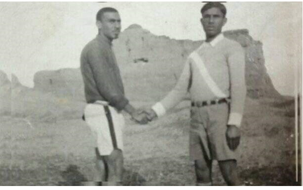اللاعبان إسماعيل شاشان وأحمد عبد الهادي البليبل في إحدى المباريات عام 1950م