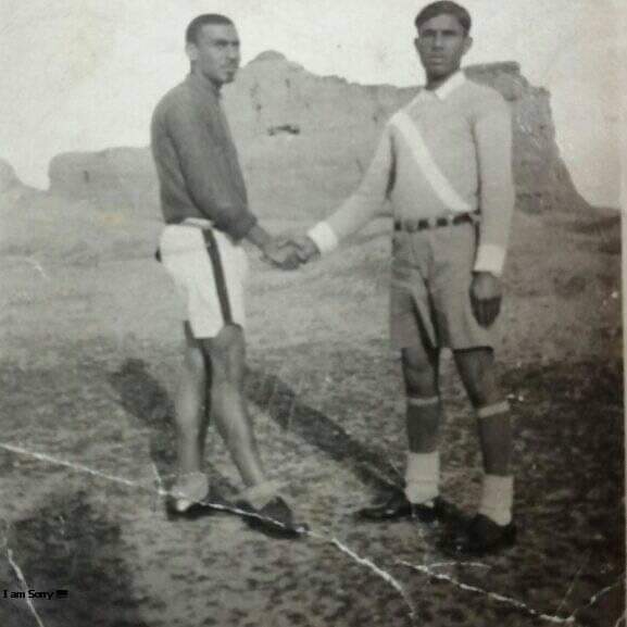 التاريخ السوري المعاصر - اللاعبان إسماعيل شاشان وأحمد عبد الهادي البليبل في إحدى المباريات عام 1950م