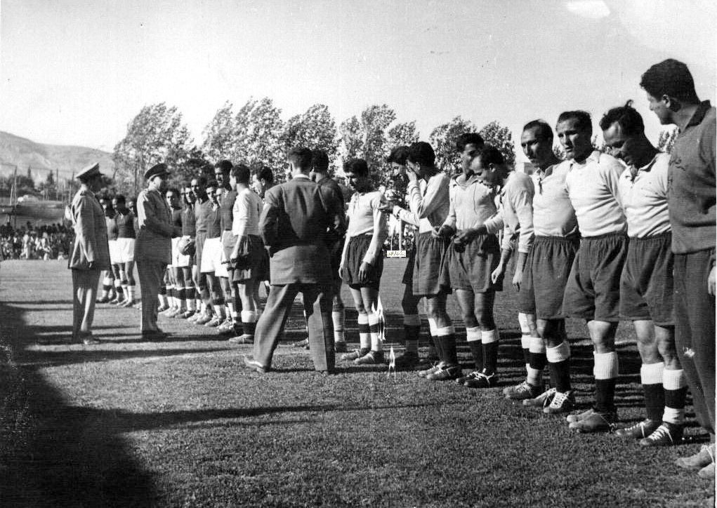التاريخ السوري المعاصر - توفيق نظام الدين يتحدث مع اللاعبين في الملعب البلدي بدمشق عام 1957م