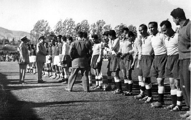 التاريخ السوري المعاصر - توفيق نظام الدين يتحدث مع اللاعبين في الملعب البلدي بدمشق عام 1957م