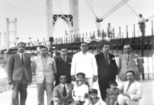 الصيدلاني حسن الشريف ومجموعة من الأصدقاء عند جسر دير الزور
