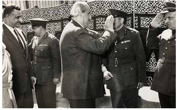 شكري القوتلي وعبد الناصر يحييان كبار ضباط الجيش السوري عام 1958