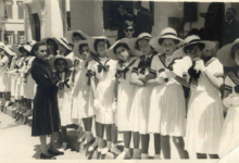 التاريخ السوري المعاصر - طالبات مدرسة الكرمليت في اللاذقية في احدى المناسبات عام 1954