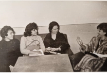 الفنانة فاتن حمامة مع المربية نعمات الشرع عام 1994