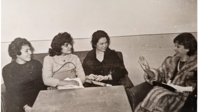 الفنانة فاتن حمامة مع المربية نعمات الشرع عام 1957