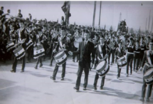 القائد الكشفي حسن الترك يقود الفرقة النحاسية في احتفال ثورة آذار في القامشلي 1966