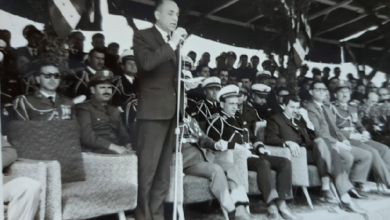 محافظ اللاذقية نسيم سفرجلاني يلقي كلمة في احتفال عيد الجلاء عام 1964
