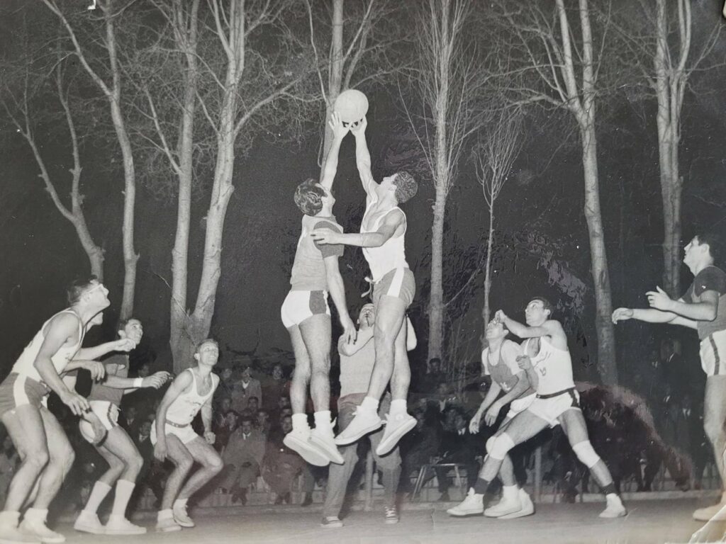 التاريخ السوري المعاصر - رمية البداية في مباراة كرة السلة بين ناديي الشبيبة والغوطة في دمشق عام 1965