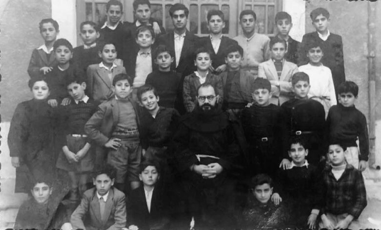 طلاب الصف الخامس الابتدائي في مدرسة الأب سالم في اللاذقية عام 1949