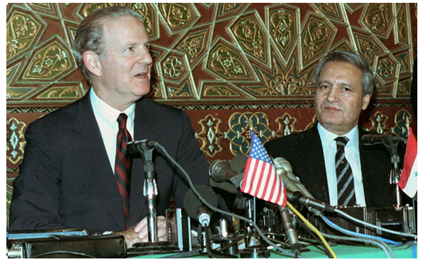 جيمس بيكر وفاروق الشرع في مؤتمر صحفي بمطار دمشق الدولي عام 1991م