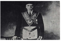 أنطون طرابلسي متقلداً وسام محفل أميسا الذهبي عام 1932
