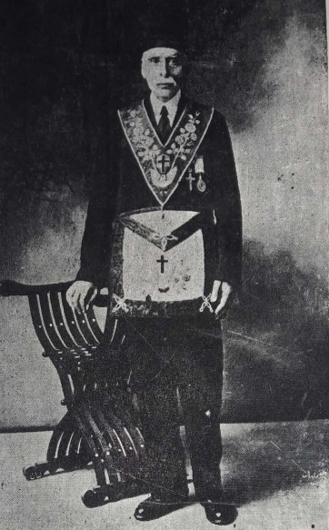 التاريخ السوري المعاصر - أنطون طرابلسي متقلداً وسام محفل أميسا الذهبي عام 1932