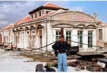 التاريخ السوري المعاصر - المصور علي رضا النحوي أمام البنك العثماني في دمشق عام 1993