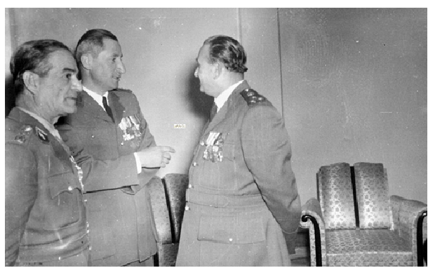 الزعيمان توفيق نظام الدين معاون وآرام كرموكيان وضابط  لبناني عام 1954م