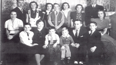 القاضي عمر محمد الشرع وعائلته في منزلهم بدمشق عام 1943م