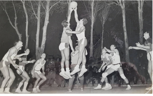 رمية البداية في مباراة كرة السلة بين ناديي الشبيبة والغوطة في دمشق عام 1965