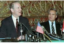 جيمس بيكر وفاروق الشرع قي مؤتمر صحفي بمطار دمشق الدولي عام 1991م