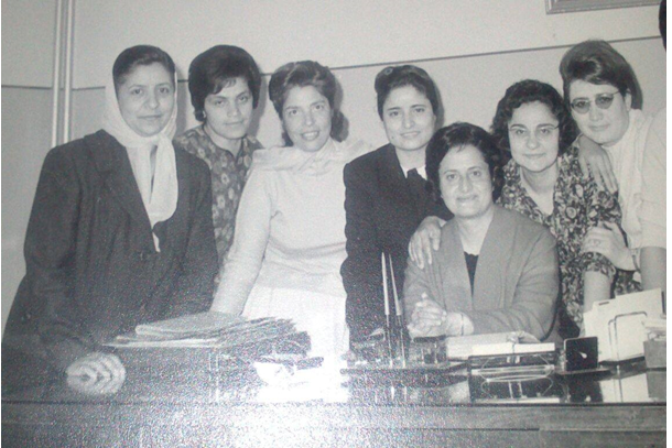 المربية فتحية طرابلسي مع مجموعة من المعلمات