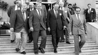 وفد من مجلس الكونغرس الأميركي يغادر مبنى وزارة الخارجية في دمشق عام 1990