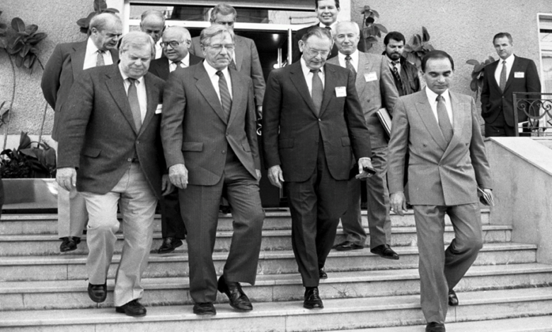 وفد من مجلس الكونغرس الأميركي يغادر مبنى وزارة الخارجية في دمشق عام 1990