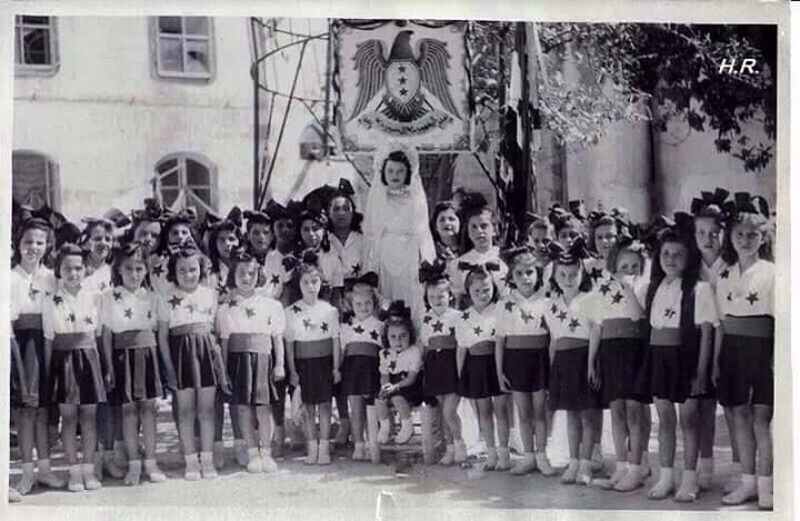 التاريخ السوري المعاصر - طالبات مدرسة خديجة الكبرى بدمشق في احتفال عيد الجلاء عام 1946م 
