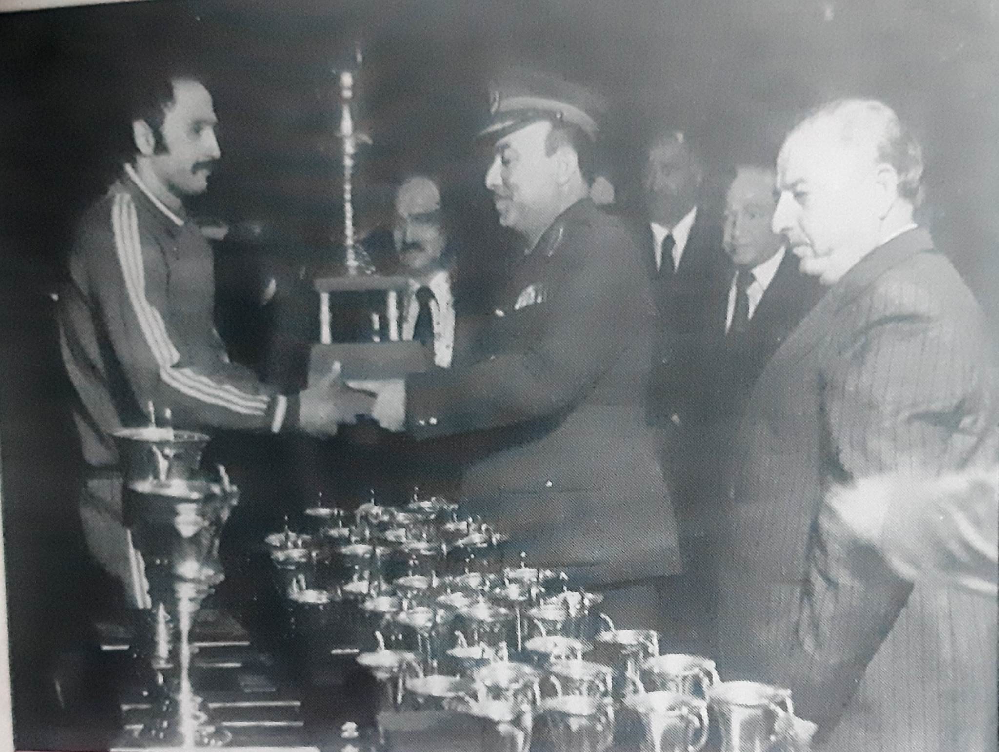 التاريخ السوري المعاصر - أكرم الساطي يتسلم كأس بطولة الشرطة العربية بالكرة الطائرة في بغداد عام1977